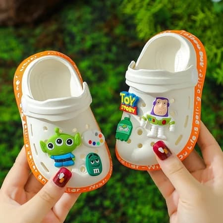 Sapatos de Buraco para Crianças Sapatos de Verão Buzz Lightyear Cartoon Slippers Home Menina Menino Menino Menino Sandál